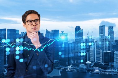 Takım elbiseli genç, yakışıklı bir tüccar ve borsa analisti piyasa davranışlarını ve kriz tahminlerini hayal ediyor. Şirket finans fonunda ticaret. Eski çizelge. Singapur. Çift pozlama.