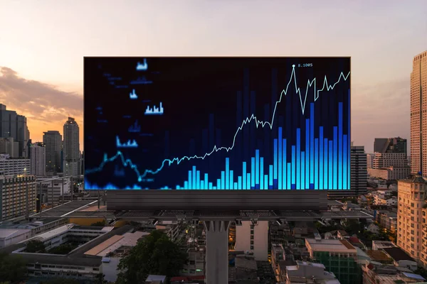 ビルボード上でFOREXグラフホログラムを成長させ、日没時にバンコクの空中パノラマの街並み。東南アジアにおける株式・債券取引。ファンド・マネジメントの考え方. — ストック写真