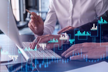 İki tüccar, dizüstü bilgisayar kullanarak borsa davranışlarını tahmin etmek için tarihi verileri araştırıyor. İnternet ticareti konsepti. Eski ve finansal hologram şeması. Tahmin ve planlama.
