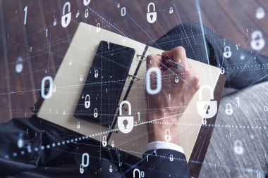 Programcı, müşterilerin siber güvenliği korsan saldırılarından korumak ve müşterilerinin gizli verilerini kaydetmek için gerekli notları alıyor. Akıllı telefon kullanmak. Asma kilit hologram simgeleri. Resmi giysi