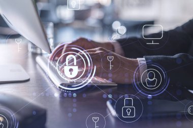 Bir programcı, bir siber güvenliği korsan saldırılarından korumak ve müşterilerin gizli verilerini kurtarmak için bilgisayarda kod yazıyor. Hologram simgelerini daktilo eden ellerin üzerine kilitle. Resmi giysi.