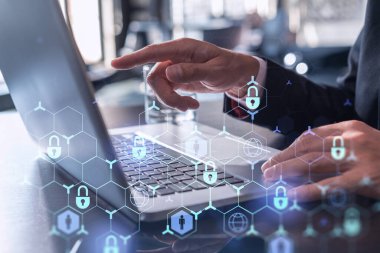 Bir programcı, bir siber güvenliği korsan saldırılarından korumak ve müşterilerin gizli verilerini kurtarmak için bilgisayarda kod yazıyor. Hologram simgelerini daktilo eden ellerin üzerine kilitle. Resmi giysi.