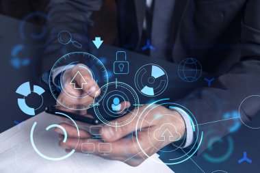 Programcı elinde akıllı bir telefon tutuyor ve tamamen yeni bir hizmet sunmak için yenilikçi bir uygulamayı test ediyor. Yakın çekim. Hologram teknik grafikleri. Dev takım kavramı. Resmi giysi.