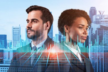 Çok uluslu şirket ekibindeki iki meslektaşımız risk ve yüksek teknolojili girişimler üzerine kafa yoruyor ve risk tahmini yapmaya ve olası gelir artışını tahmin etmeye çalışıyorlar. Singapur 'da hologram şeması.