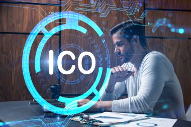 Ciddi bir beyaz analist, ICO projesine devam etmek için dizüstü bilgisayar kullanıyor. Çifte maruziyet. Hologram sunan ilk madeni para. Büyük verilerin engellendiği yeni bir çağ kavramı.