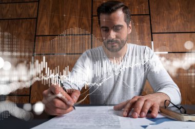 Yatırım projesinde çalışan yakışıklı bir adam. Çoklu maruz kalma. Forex grafik hologramı.