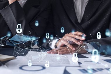 Uluslararası şirketin siber güvenliğini korumak için projede çalışan iki iş kadını. Belgelerle birlikte masadaki Hologram simgelerini kilitle.