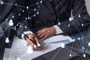 İki İK uzmanı, uluslararası danışmanlık şirketinin stajyer programını geliştirmek için çömezlerin pazarını inceliyor. Yeni yetenekli bir ekip işe alıyorum. Sosyal medya hologram simgeleri. Kadınlar iş başında.