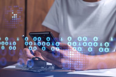 Çalışan, kariyerini ilerletmek ve kişisel gelişim için yeni fırsatlar elde etmek için sözleşmeyi imzalıyor. İş dünyasındaki kadınlar. Akıllı telefondaki anlaşmanın detaylarını kontrol ediyorum. Sosyal medya hologram simgeleri
