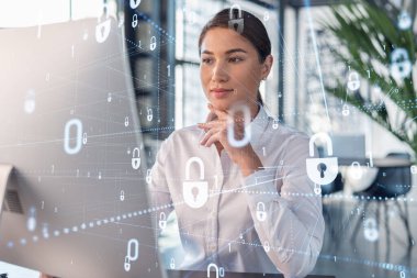 İş yerindeki beyaz gömlekli çekici iş kadını müşteri siber güvenliğini savunmak için dizüstü bilgisayarla çalışıyor. Müşteri koruma kavramı. Ofis arka planında asma kilit hologramı.