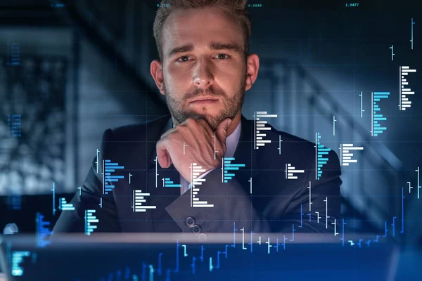 Portret przystojnego biznesmena w garniturze zastanawiającego się, jak zoptymalizować strategię handlową w korporacyjnym funduszu finansowym. Forex chart hologram na nowoczesnym tle biurowym. Ręka na brodę.. — Zdjęcie stockowe