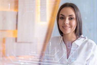 Resmi olarak gülümseyen iş kadını portresi yeni teknolojiler uygulayarak iş sürecini nasıl optimize edeceğini düşünüyor. Modern ofis geçmişi üzerinde yüksek teknoloji hologramları.