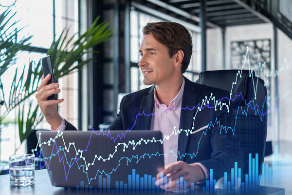 Бизнесмен в костюме использует смартфон для оптимизации торговой стратегии в фонде корпоративных финансов. Форекс-график голограмма на современном панорамном фоне офиса