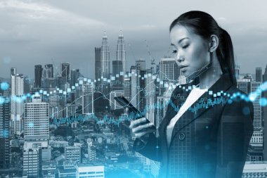 Çekici Asyalı işkadını tüccarı sermaye piyasası davranışını tahmin etmek için alıntıları kontrol ediyor. Ticaret stratejisi kavramı. Eski çizelge. Kuala Lumpur. Çift pozlama.
