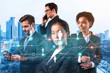 İş amaçlarına ulaşmak için sosyal medya pazarlama stratejisi üzerinde çalışan bir grup SMM uzmanı. Kuala Lumpur arkaplanı üzerinde hologram simgeleri.