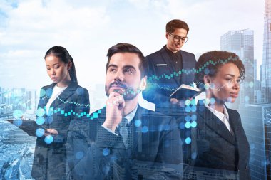 Yeni risk sermayesi ve yüksek teknoloji üzerinde çalışan bir grup iş arkadaşı riskleri tahmin etmeye ve olası kazanç artışlarını tahmin etmeye çalışıyor. Singapur arkaplanının hologram şeması.