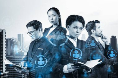 İş amaçlarına ulaşmak için sosyal medya pazarlama stratejisi üzerinde çalışan bir grup SMM uzmanı. Bangkok arkaplanı üzerinde hologram simgeleri.