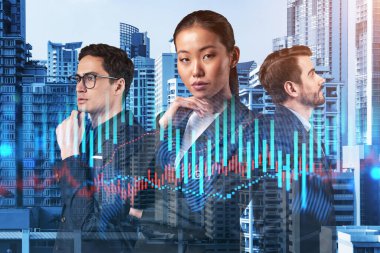 Takım elbiseli bir grup iş arkadaşı çok uluslu kurumsal ekibin bir parçası olarak fonda ticari strateji tahmininde bulunuyorlar. Eski çizelge. Bangkok arka planda. Çift pozlama