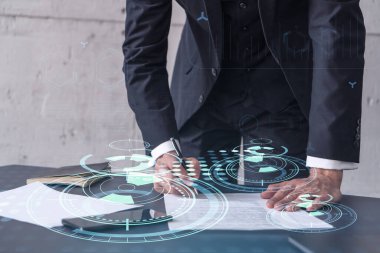 Koyu mavi takım elbiseli bir müşteri yeni bir yazılım yaratmak için sözleşme imzalıyor. Konferans başlatmak ve ürün yaratmak için yatırım yapmak için. Masanın üzerinde teknolojik grafik.