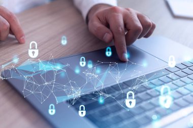 Bir programcı, bir siber güvenliği korsan saldırılarından korumak ve müşterilerin gizli verilerini kurtarmak için bilgisayarda kod yazıyor. Hologram simgelerini daktilo eden ellerin üzerine kilitle. Resmi giysi.