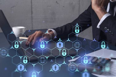 Bir programcı, bir siber güvenliği korsan saldırılarından korumak ve müşterilerin gizli verilerini kurtarmak için bilgisayarda kod yazıyor. Hologram simgelerini daktilo eden ellerin üzerine kilitle. Resmi giysi.