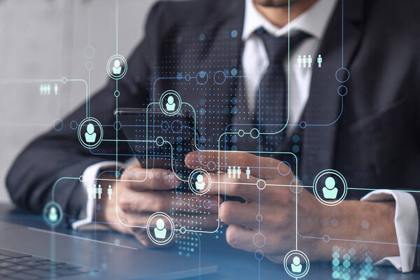 Руки ч специалист просматривает социальные сети в Интернете в смартфоне, чтобы найти лучших кандидатов на наем международной команды. Концепция успеха. Иконки медиаголограмм. Формальная одежда.