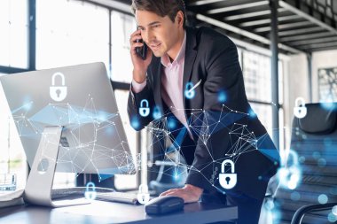 Takım elbiseli iş adamının müşterilerinin gizli bilgilerini korumak için siber güvenlik konferansı var. IT hologramı, panoramik pencereli ofis arkaplanının üzerine simgeleri kilitledi.