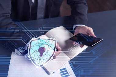 Programcı, müşterilerin siber güvenliği korsan saldırılarından korumak ve müşterilerinin gizli verilerini kaydetmek için gerekli notları alıyor. Akıllı telefon kullanmak. Asma kilit hologram simgeleri. Resmi giysi