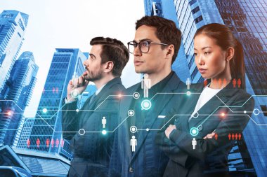 İş amaçlarına ulaşmak için sosyal medya pazarlama stratejisi üzerinde çalışan bir grup SMM uzmanı. Singapur arkaplanı üzerinde hologram simgeleri.