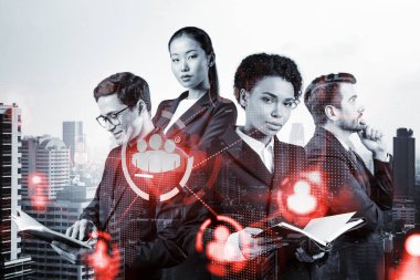 İş amaçlarına ulaşmak için sosyal medya pazarlama stratejisi üzerinde çalışan bir grup SMM uzmanı. Bangkok arkaplanı üzerinde hologram simgeleri.