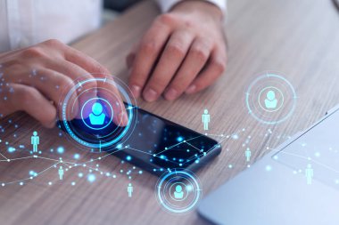 Uluslararası takımı işe alacak en iyi adayları bulmak için sosyal ağları akıllı telefonlarla tarayan insan kaynakları uzmanlarının elleri. Başarı kavramı. Medya hologram simgeleri. Resmi giysi.