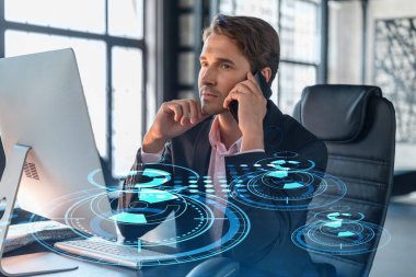 Takım elbiseli iş adamının, iş sürecinde yeni teknolojiler ima ederek gelişimi optimize etmek için konferans çağrısı var. Ofis arka planında panoramik pencereli yüksek teknoloji hologramı ve bağlantıları var
