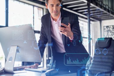 Takım elbiseli iş adamı, iş sürecinde yeni teknolojiler kullanarak gelişimi optimize etmek için akıllı telefonu kullanıyor. Modern panoramik ofis arkaplanının bağlantıları ve yüksek teknoloji hologramı.