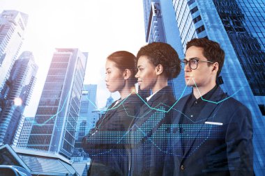Yeni risk sermayesi ve yüksek teknoloji üzerinde çalışan bir grup iş arkadaşı riskleri tahmin etmeye ve olası kazanç artışlarını tahmin etmeye çalışıyor. Singapur arkaplanının hologram şeması.