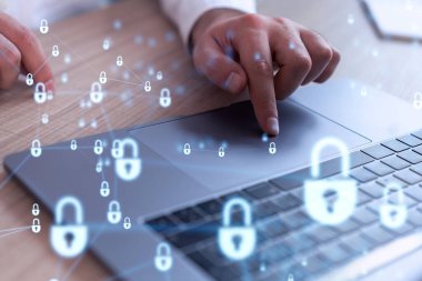 Bir programcı, bir siber güvenliği korsan saldırılarından korumak ve müşterilerin gizli verilerini kurtarmak için bilgisayarda kod yazıyor. Hologram simgelerini daktilo eden ellerin üzerine kilitle. Resmi giysi.