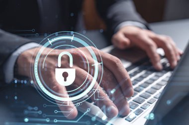Bir programcı, bir siber güvenliği korsan saldırılarından korumak ve müşterilerin gizli verilerini kurtarmak için bilgisayarda kod yazıyor. Hologram simgelerini daktilo eden ellerin üzerine kilitle. Resmi giysi.