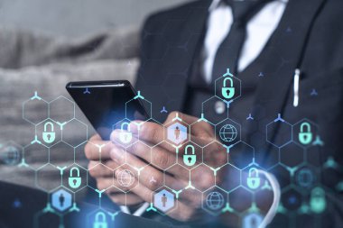 Bir programcı, bir siber güvenliği hacker saldırılarından korumak ve müşterilerinin gizli verilerini kaydetmek için akıllı telefonuyla internete giriyor. Hologram simgelerini daktilo eden ellerin üzerine kilitle. Resmi giysi.