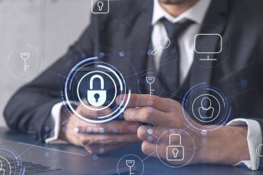Bir programcı, bir siber güvenliği hacker saldırılarından korumak ve müşterilerinin gizli verilerini kaydetmek için akıllı telefonuyla internete giriyor. Hologram simgelerini daktilo eden ellerin üzerine kilitle. Resmi giysi.