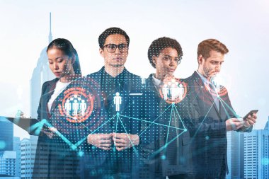 İş amaçlarına ulaşmak için sosyal medya pazarlama stratejisi üzerinde çalışan bir grup SMM uzmanı. Kuala Lumpur arkaplanı üzerinde hologram simgeleri.