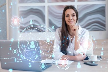 İş yerindeki beyaz gömlekli çekici iş kadını uluslararası iş danışmanlığı için yeni çalışanlar arıyor. İK ve sosyal medya hologram simgeleri ofis arka planında