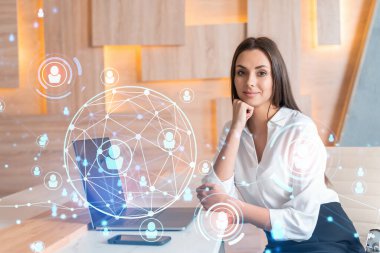 İş yerindeki beyaz gömlekli çekici iş kadını uluslararası iş danışmanlığı için yeni çalışanlar arıyor. İK ve sosyal medya hologram simgeleri ofis arka planında