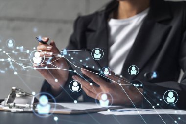 İş kadını kariyerini ilerletmek ve kişisel gelişim ve liderlik konusunda yeni fırsatlar elde etmek için sözleşmeyi imzalıyor. Akıllı telefondaki anlaşmanın detaylarını kontrol ediyorum. Sosyal medya hologram simgeleri