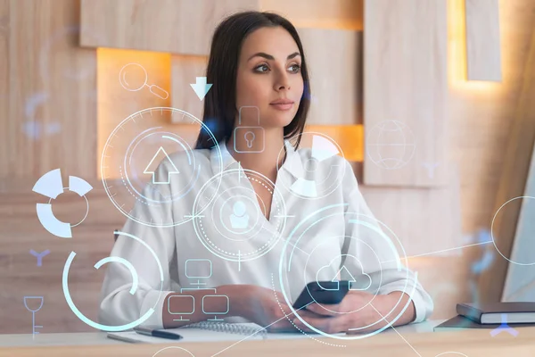 Attraktiv forretningskvinde i hvid skjorte ved hjælp af smartphone til at optimere udviklingen ved at antyde nye teknologier i forretningsprocessen. Hej tech hologram over moderne kontor baggrund. - Stock-foto