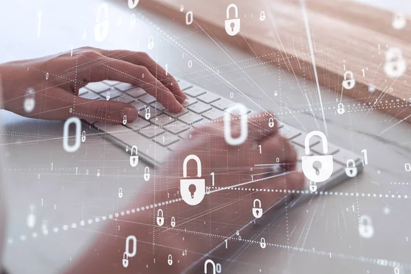 En kvinde programmør skriver en kode på computeren for at beskytte en cybersikkerhed fra hackerangreb og gemme klienter fortrolige data. Padlock Hologram ikoner over skrive hænder. Tilfældigt tøj. - Stock-foto