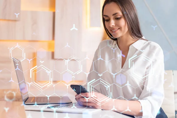 Beyaz gömlekli çekici bir iş kadını iş hayatında yeni teknolojiler ima ederek gelişimi optimize etmek için akıllı telefon kullanıyor. Modern ofis geçmişi üzerinden Hi Tech hologramı.