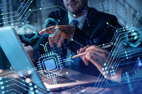 Resmi olarak çalışan iki meslektaş, yeni teknolojiler uygulayarak iş sürecini optimize etmek için birlikte çalışıyorlar. Modern ofis arka planında panoramik pencereli Hi Tech hologramları