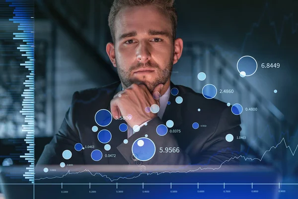 Resmi takım elbiseli yakışıklı iş adamının portresi kurumsal finans fonunda ticaret stratejisini nasıl optimize edeceğini düşünüyor. Modern ofis geçmişi üzerinde eski grafik hologramı. Eller çenede.. — Stok fotoğraf