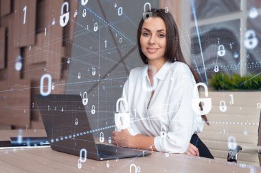 İş yerindeki beyaz gömlekli çekici iş kadını müşteri siber güvenliğini savunmak için dizüstü bilgisayarla çalışıyor. Müşteri koruma kavramı. Ofis arka planında asma kilit hologramı.