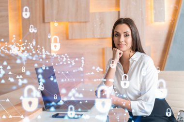 İş yerindeki beyaz gömlekli çekici iş kadını müşteri siber güvenliğini savunmak için dizüstü bilgisayarla çalışıyor. Müşteri koruma kavramı. Ofis arka planında asma kilit hologramı.