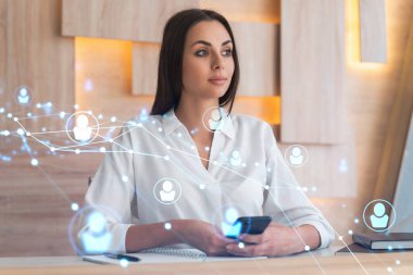 Beyaz gömlekli çekici bir iş kadını uluslararası iş danışmanlığı için yeni adayları kontrol etmek için akıllı telefon kullanıyor. Modern ofis geçmişi üzerinde HR ve sosyal medya simgeleri.